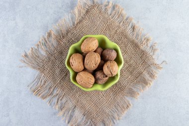 Taş zemine yerleştirilmiş bir kase çiğ ceviz. Yüksek kalite fotoğraf