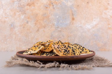 Beyaz arka planda siyah tohumlu kraker tabakası. Yüksek kalite fotoğraf