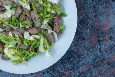 Sebze salatalı beyaz bir tabak et. Yüksek kalite fotoğraf