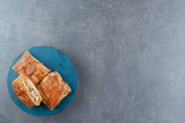 Mavi tahtada kare şeklinde doldurulmuş hamur işleri. Yüksek kalite fotoğraf