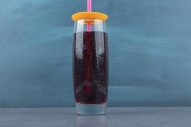 Bir bardak taze nar suyu ve buz küpleri. Yüksek kalite fotoğraf