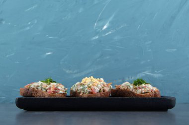 Taze salata ve mermer kaplama tost ekmeği. Yüksek kalite fotoğraf