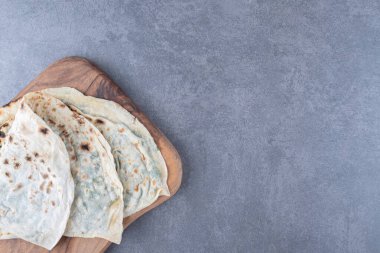 Azerbaycan ulusal mutfağı. Kesme tahtasındaki mermer arka plandaki Gutab. Yüksek kalite fotoğraf