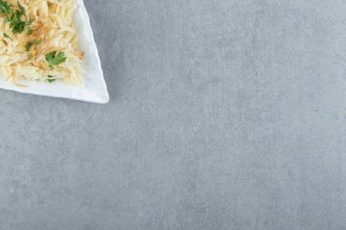 Yaprak şeklinde bir tabakta maydanozlu makarna. Yüksek kalite fotoğraf