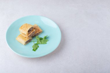 Dilimlenmiş gözleme, tabakta et, mermer arka planda. Yüksek kalite fotoğraf