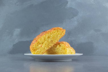 Beyaz tabakta ev yapımı hamur işi. Yüksek kalite fotoğraf