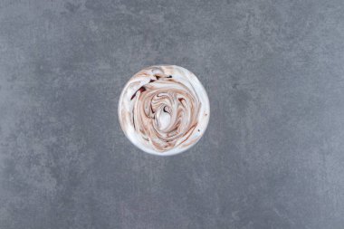 Kremalı bir bardak şekerli milkshake. Yüksek kalite fotoğraf