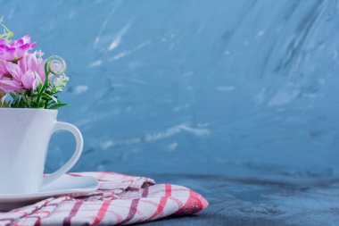 Mavi arka planda yaprakları olan doğal mor çiçekler. Yüksek kalite fotoğraf