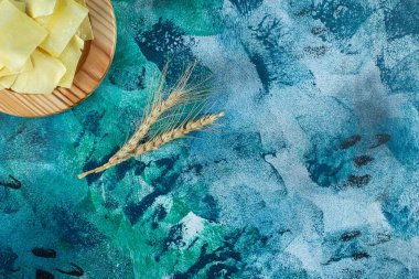 Ahşap bir tabakta pişmemiş lazanya, mavi arka planda. Yüksek kalite fotoğraf