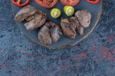 Koyu tahta bir sebze ve et tahtası. Yüksek kalite fotoğraf