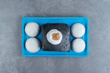 Bir dilim kek ve mavi tabakta bisküvi. Yüksek kalite fotoğraf