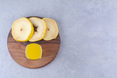 Bir bardak şeftali sulu ve dilimlenmiş ayva, mermer zemin üzerinde. Yüksek kalite fotoğraf