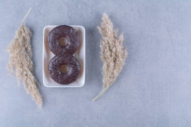 Beyaz tabakta tatlı, lezzetli çikolatalı çörekler. Yüksek kalite fotoğraf