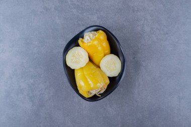 Lahana turşusuyla doldurulmuş turşulu sarı biber. Siyah kasede. Yüksek kalite fotoğraf