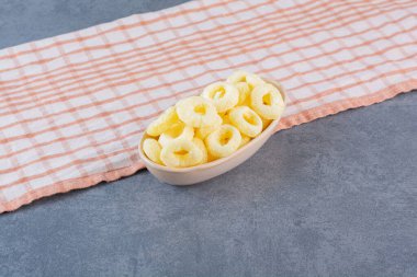 Dişsiz mısır halkası çay havlusunda, mermer arka planda. Yüksek kalite fotoğraf