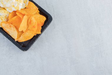 Çıtır kepekli pirinç keki ve patates cipsi. Yüksek kalite fotoğraf