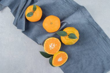 Mavi kumaş üzerinde nefis mandalina meyveleri. Yüksek kalite fotoğraf