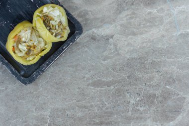 Siyah ahşap tabakta lahana turşusuyla dolu yeşil biber. Yüksek kalite fotoğraf