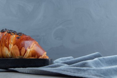 Siyah tahtada kumaşlı lezzetli hamur işi. Yüksek kalite fotoğraf