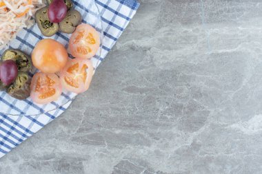 En iyi sebze turşusu manzarası. Mevsim ev yapımı turşu. Domates ve patlıcan. Yüksek kalite fotoğraf