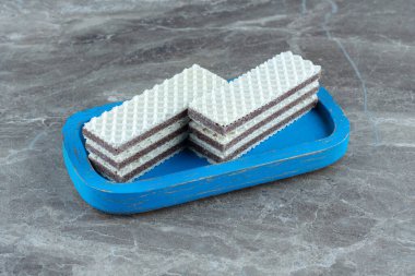 Mavi ahşap tahtada iki waffle dilimi. Yüksek kalite fotoğraf