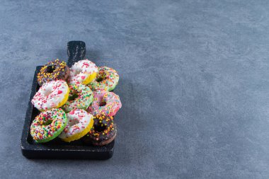 Mermer arka planda, panoda jöleli çörekler. Yüksek kalite fotoğraf