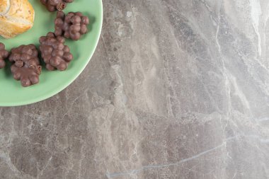 Fındıklı çikolata ve kurabiye tabakta, mavi arka planda. Yüksek kalite fotoğraf