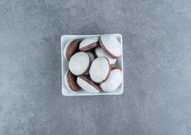 Beyaz kasede lezzetli jöleli bisküviler. Yüksek kalite fotoğraf