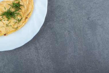 Lezzetli omlet ve dereotu beyaz tabakta. Yüksek kalite fotoğraf