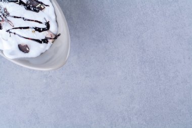 Kremalı lezzetli hamur işleriyle dolu gri bir kase. Yüksek kalite fotoğraf