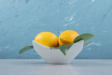 Beyaz tabakta taze sarı limonlar. Yüksek kalite fotoğraf