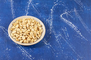 Seramik tabağa yerleştirilmiş tuzlu kalp şeklinde kraker yığını. Yüksek kalite fotoğraf