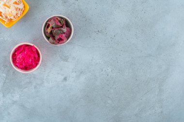 Mermer arka planda, kasede mayalanmış sebzeler. Yüksek kalite fotoğraf