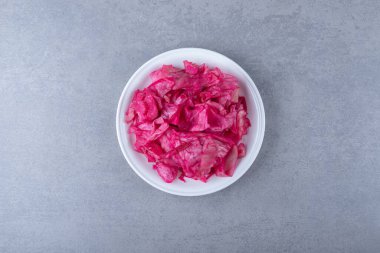 Mermer zemin üzerinde, tabakta mayalanmış kırmızı lahana parçası. Yüksek kalite fotoğraf