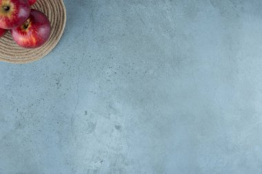 Mermer zemin üzerinde kırmızı elmalar. Yüksek kalite fotoğraf