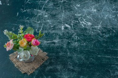 Mavi arka planda, sulama kutusunda suni çiçekler. Yüksek kalite fotoğraf