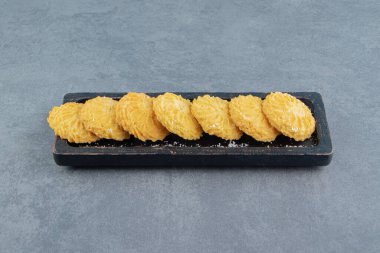 Siyah tabakta lezzetli bisküviler. Yüksek kalite fotoğraf