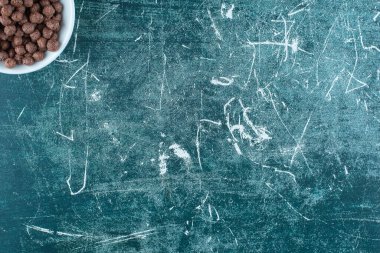 Mavi arka planda, bir kasede çikolatalı mısır topları. Yüksek kalite fotoğraf