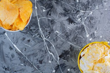 Kovalar içinde patates cipsi ve peynir cipsi, mermer arka planda. Yüksek kalite fotoğraf