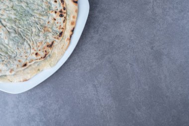 Mermer arka planda, tabakta nefis bir kalça. Yüksek kalite fotoğraf