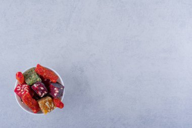 Beyaz kasede fındıklı kurutulmuş meyve hamuru. Yüksek kalite fotoğraf