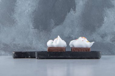 Renkli şekerleme ve kremalı çikolatalı bisküvi karatahtası. Yüksek kalite fotoğraf