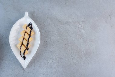 Yaprak şeklinde tabakta nefis gözleme ruloları. Yüksek kalite fotoğraf