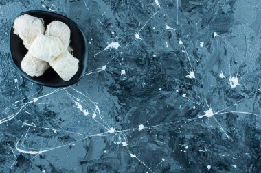 Geleneksel Türk pamuk şekeri kasede, mavi arka planda. Yüksek kalite fotoğraf