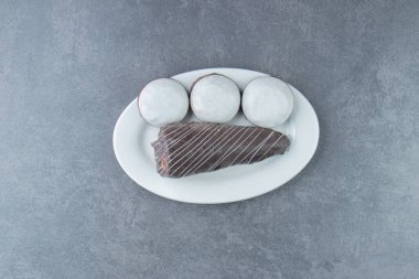 Beyaz tabakta çikolatalı pasta ve bisküvi. Yüksek kalite fotoğraf