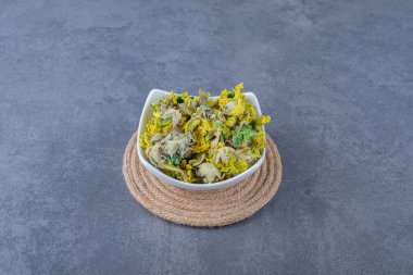 Sağlıklı kuru yapraklarla dolu beyaz kase. Yüksek kalite fotoğraf