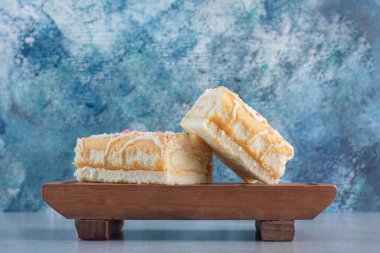 Tahta tahtada vanilya aromalı tatlı rulo. Yüksek kalite fotoğraf