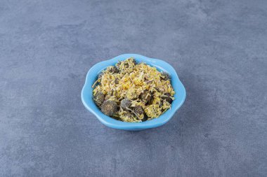 Mavi seramik kasede çeşitli kurutulmuş otların fotoğrafını çek. Yüksek kalite fotoğraf