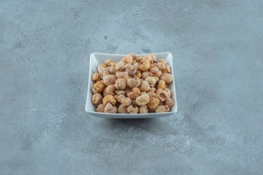 Misket arka planında müsli olan bal mısır halkası. Yüksek kalite fotoğraf