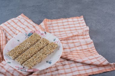 Çay havlusunda, mermer zemin üzerinde granola çubukları. Yüksek kalite fotoğraf